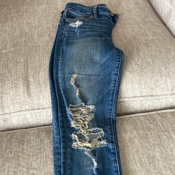American eagle super stretch distressed jeans in a size 6. - Picture 3 of 6
